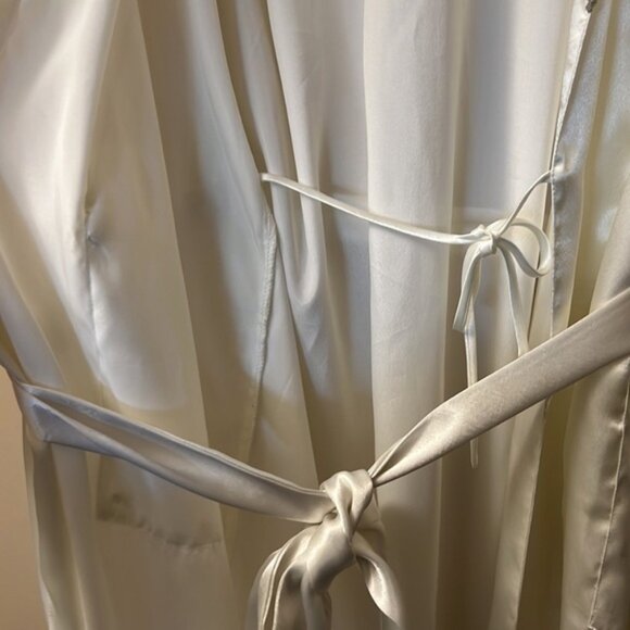 Victoria’s Secret vintage white full length satin robe M bridal lounge lace - Picture 6 of 9